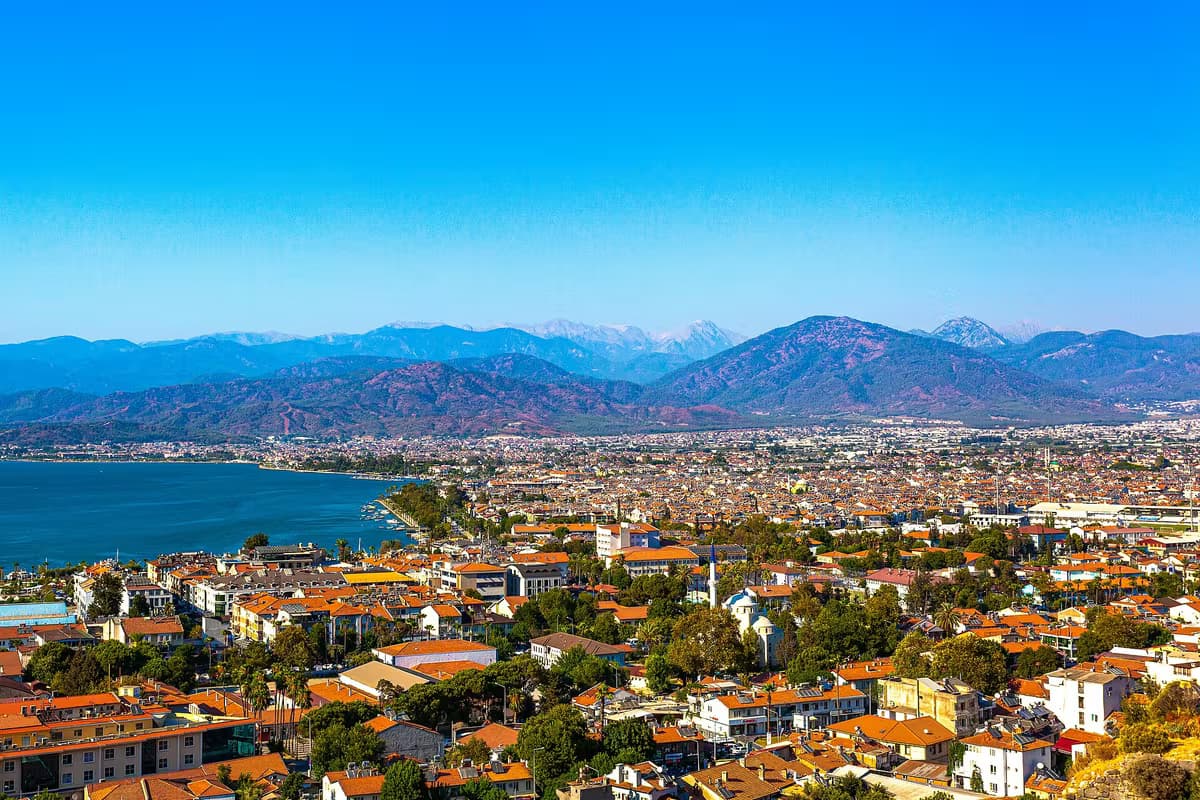 вид на залив и город Фетхие; региональное изображение для трансфера в Fethiye