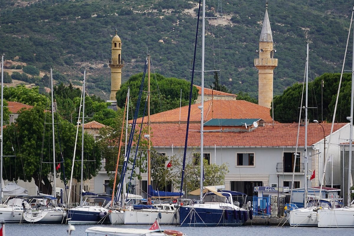 Foça — прибрежная марина и набережная