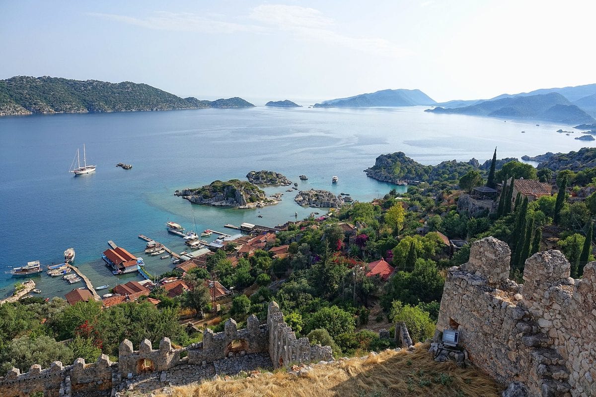 Üçağız — kıyı marinası ve sahil görünümü